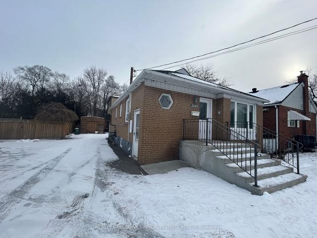 2181 Kipling Ave, House detached with 3 bedrooms, 2 bathrooms and 6 parking in Toronto ON | Image 1