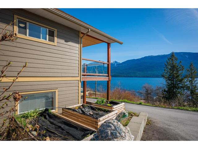 3558 Sprague St, House detached with 3 bedrooms, 4 bathrooms and null parking in Central Kootenay D BC | Image 33