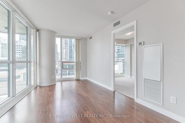 903 - 33 Bay St, Condo with 2 bedrooms, 2 bathrooms and 1 parking in Toronto ON | Image 2