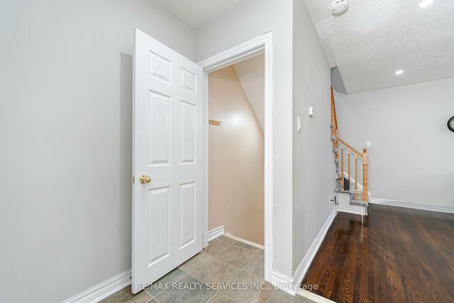 69 Town House Cres, Townhouse with 3 bedrooms, 2 bathrooms and 2 parking in Brampton ON | Image 11