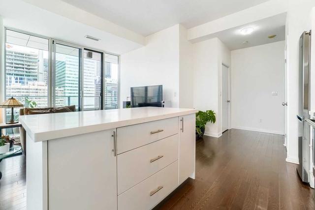 1909 - 111 Elizabeth St, Condo with 2 bedrooms, 2 bathrooms and 1 parking in Toronto ON | Image 4