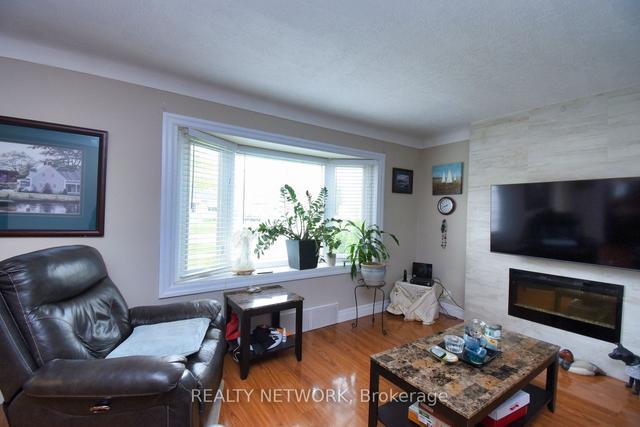 41 Woodbine Ave, House detached with 3 bedrooms, 2 bathrooms and 5 parking in St. Catharines ON | Image 5