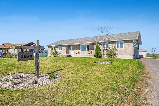 3959 Dunning Rd, House detached with 3 bedrooms, 3 bathrooms and 10 parking in Ottawa ON | Image 2