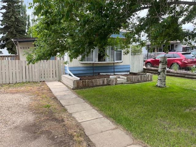 6034 Spruce Crescent, House detached with 2 bedrooms, 1 bathrooms and null parking in Stettler AB | Image 2