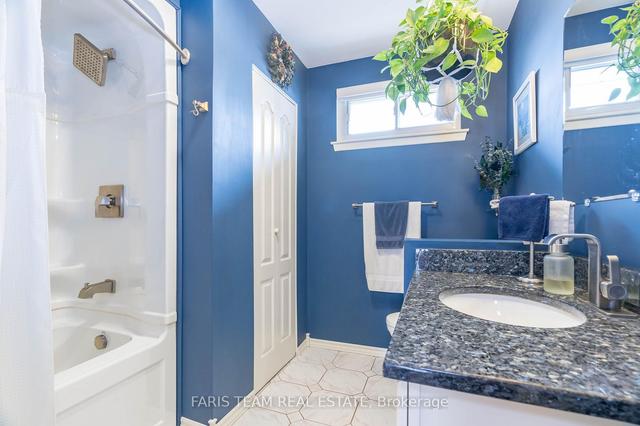 52 Sutherland Ave, House detached with 2 bedrooms, 2 bathrooms and 4 parking in Brampton ON | Image 4