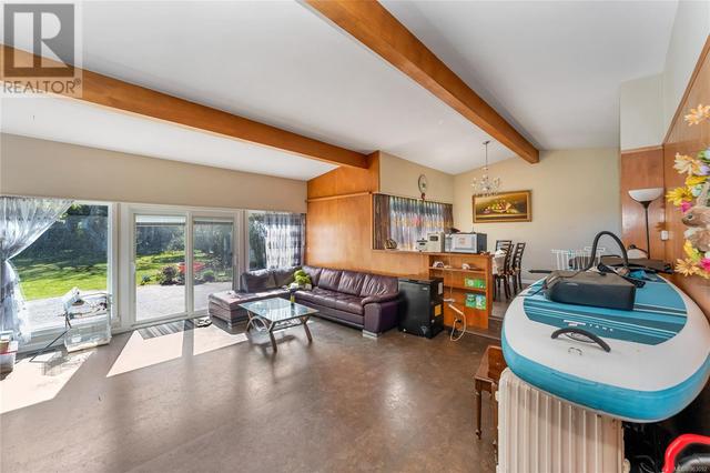 3401 Woodburn Ave, House detached with 4 bedrooms, 3 bathrooms and 1 parking in Oak Bay BC | Image 4