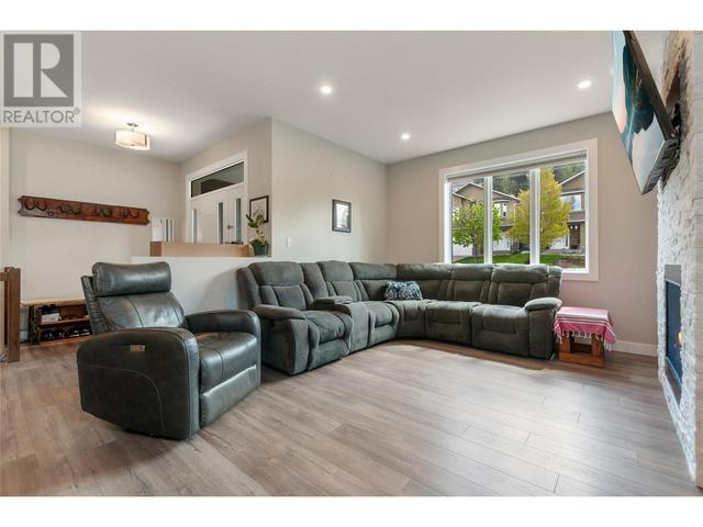 8764 Palmer Pl, House detached with 3 bedrooms, 3 bathrooms and 2 parking in Summerland BC | Image 12