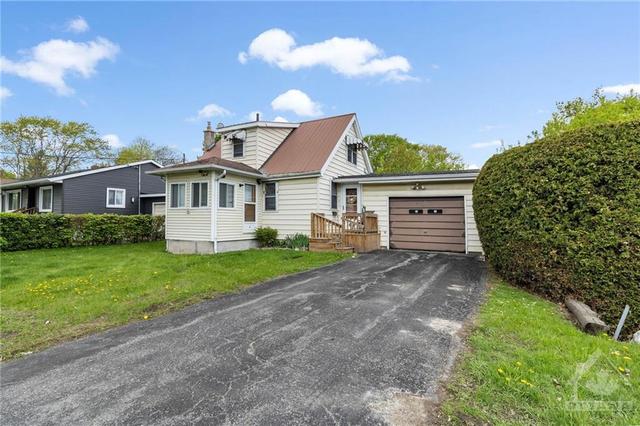 40 Front Ave W, House detached with 3 bedrooms, 2 bathrooms and 3 parking in Brockville ON | Image 2