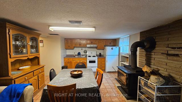 354 Kane Ave, House detached with 2 bedrooms, 2 bathrooms and 5 parking in Toronto ON | Image 6
