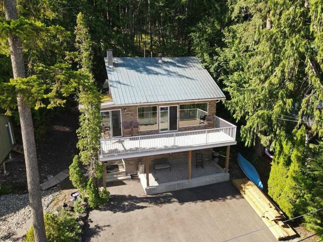 2236 Blind Bay Rd, House detached with 5 bedrooms, 3 bathrooms and 7 parking in Columbia Shuswap C BC | Image 2