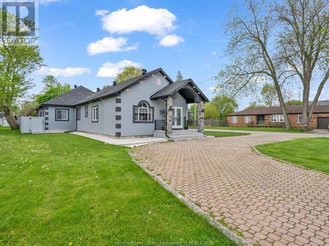 13737 Riverside Dr E, House detached with 4 bedrooms, 3 bathrooms and null parking in Tecumseh ON | Image 4