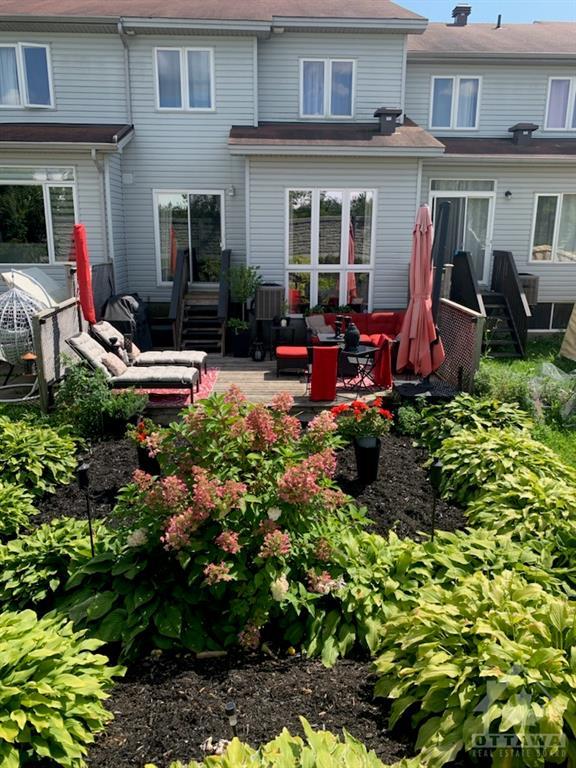 224 Macoun Cir, Townhouse with 3 bedrooms, 3 bathrooms and 3 parking in Ottawa ON | Image 4