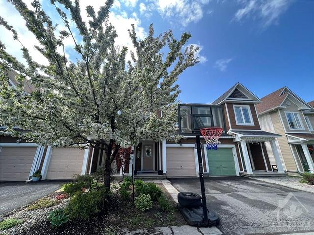 322 Hillsboro Private, Townhouse with 3 bedrooms, 3 bathrooms and 2 parking in Ottawa ON | Image 1