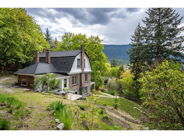 519 Cedar St, House detached with 4 bedrooms, 3 bathrooms and 4 parking in Nelson BC | Image 2