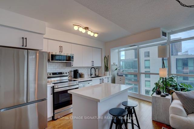 1611 - 215 Fort York Blvd, Condo with 2 bedrooms, 1 bathrooms and 1 parking in Toronto ON | Image 6