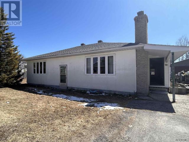 10 Huron Rd, House detached with 3 bedrooms, 1 bathrooms and null parking in Cochrane ON | Image 2