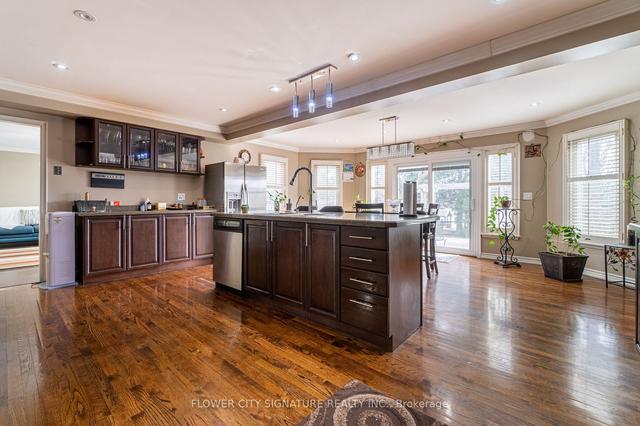 4 Perth St, House detached with 4 bedrooms, 4 bathrooms and 6 parking in Brampton ON | Image 8