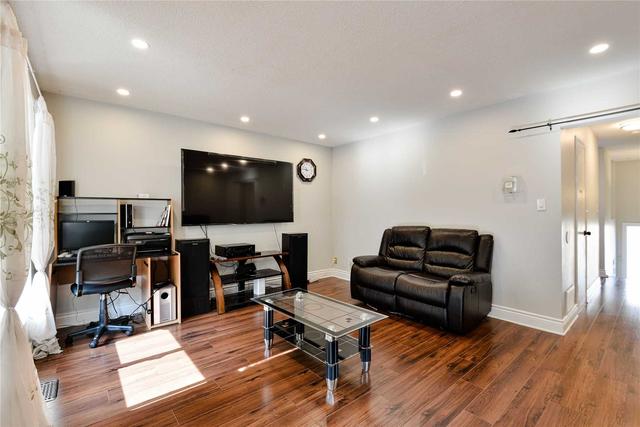 35 Carleton Pl, Townhouse with 3 bedrooms, 2 bathrooms and 2 parking in Brampton ON | Image 39