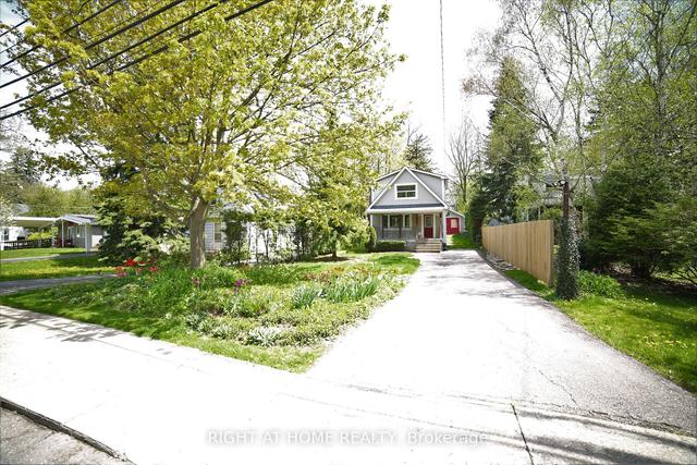 253 Emerson St, House detached with 2 bedrooms, 2 bathrooms and 4 parking in Hamilton ON | Image 1