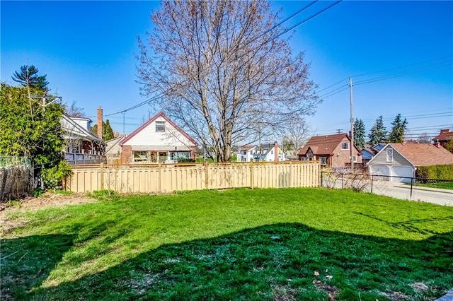 2 Lydia St, House detached with 6 bedrooms, 3 bathrooms and null parking in Hamilton ON | Image 37