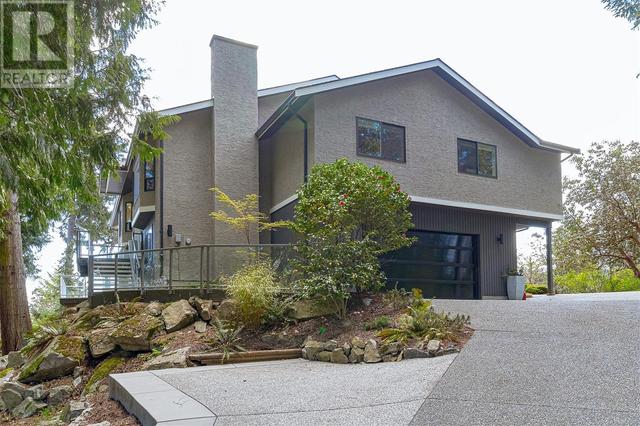 8518 Tribune Terr, House detached with 5 bedrooms, 3 bathrooms and 4 parking in North Saanich BC | Image 3