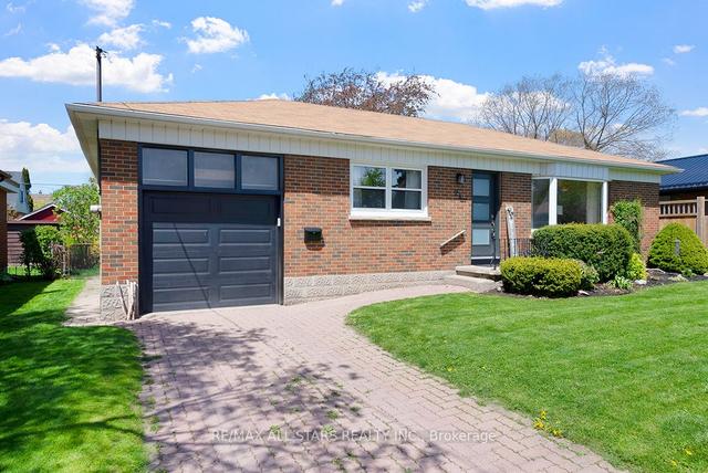 24 Parkway Cres, House detached with 2 bedrooms, 2 bathrooms and 4 parking in Clarington ON | Image 1