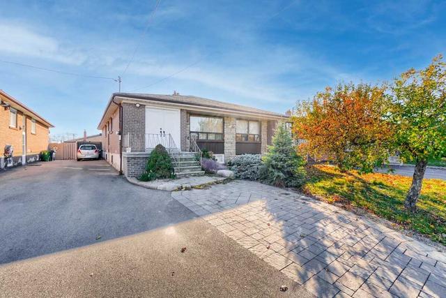 19 Topeka Rd, House semidetached with 3 bedrooms, 2 bathrooms and 6 parking in Toronto ON | Image 1