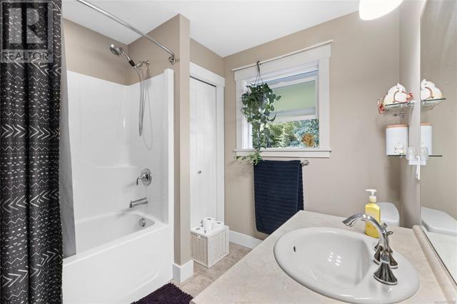 8475 Lisa Lane, House detached with 4 bedrooms, 3 bathrooms and 8 parking in Lantzville BC | Image 33