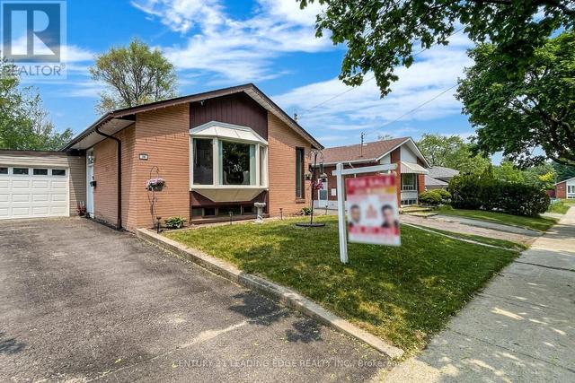 30 Caddy Dr, House detached with 3 bedrooms, 2 bathrooms and 4 parking in Toronto ON | Image 2