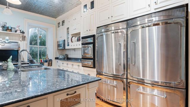 61 King St N, House detached with 6 bedrooms, 4 bathrooms and 4 parking in Brant ON | Image 10