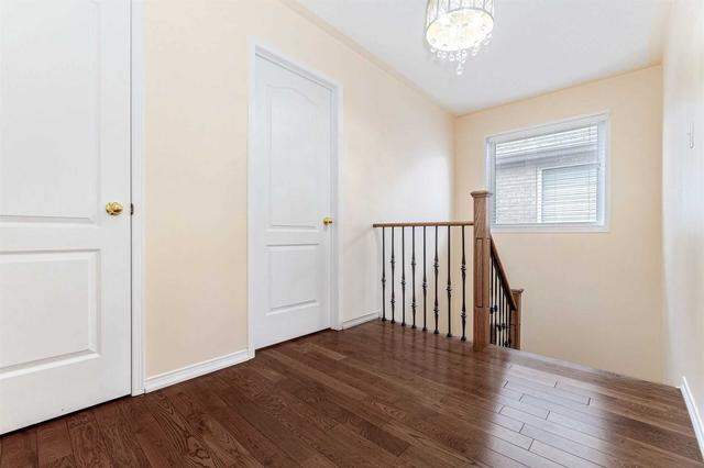 8 Hollingsworth Circ, House semidetached with 3 bedrooms, 3 bathrooms and 3 parking in Brampton ON | Image 7