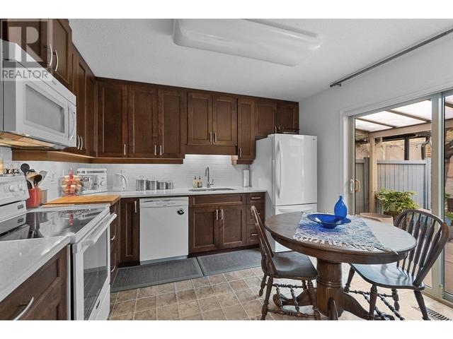 2 - 1530 Kelglen Cres, House attached with 3 bedrooms, 2 bathrooms and null parking in Kelowna BC | Image 12