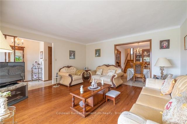 4177 Brookdale Dr, House detached with 3 bedrooms, 2 bathrooms and 4 parking in Niagara Falls ON | Image 2