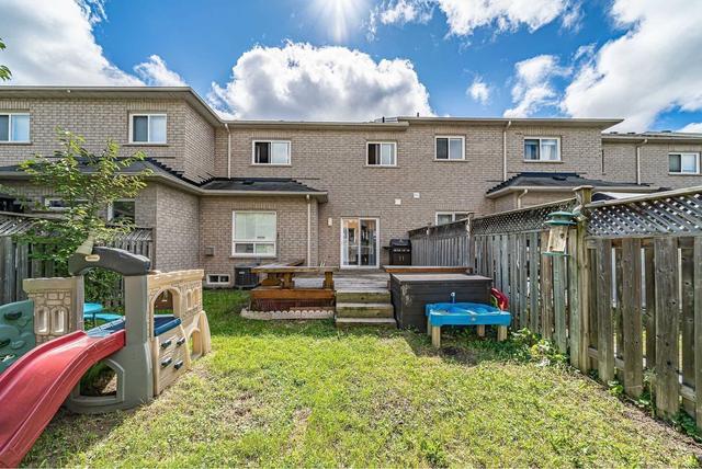 561 Mulock Crt, House attached with 3 bedrooms, 4 bathrooms and 4 parking in Newmarket ON | Image 32
