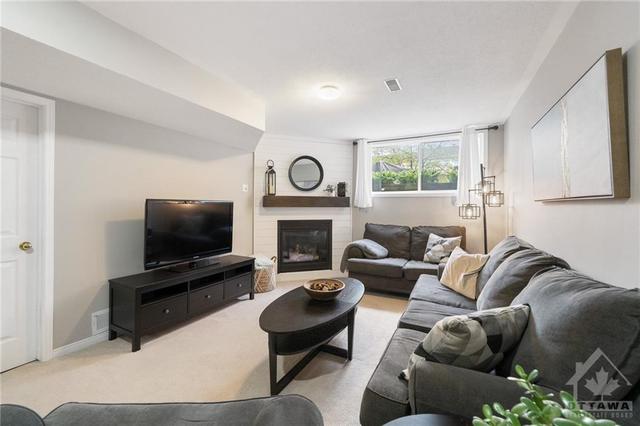 1049 Capreol St, Townhouse with 3 bedrooms, 3 bathrooms and 3 parking in Ottawa ON | Image 25
