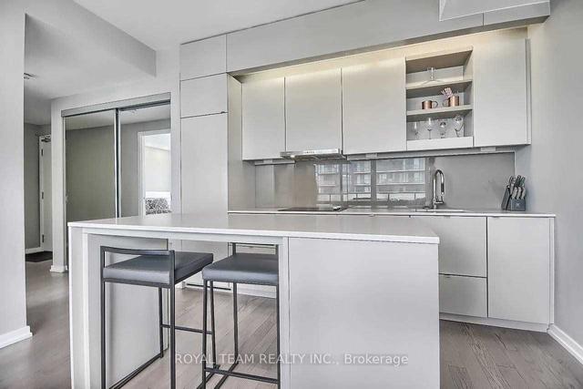 3608 - 101 Peter St, Condo with 1 bedrooms, 1 bathrooms and 0 parking in Toronto ON | Image 2