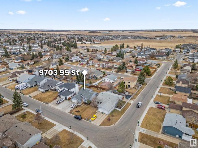 9703 95 St, House detached with 4 bedrooms, 2 bathrooms and null parking in Morinville AB | Image 6