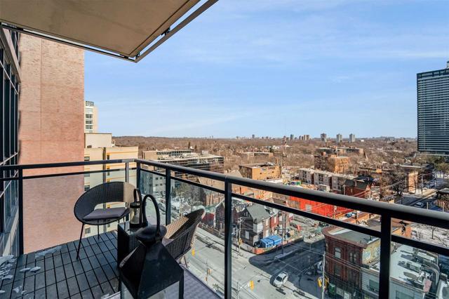 1002 - 28 Linden St, Condo with 2 bedrooms, 2 bathrooms and 1 parking in Toronto ON | Image 2