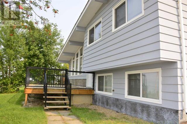 11021 101 St, House detached with 3 bedrooms, 1 bathrooms and 6 parking in Peace River AB | Image 2