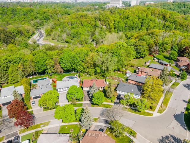 127 Weir Cres, House detached with 3 bedrooms, 3 bathrooms and 5 parking in Toronto ON | Image 11