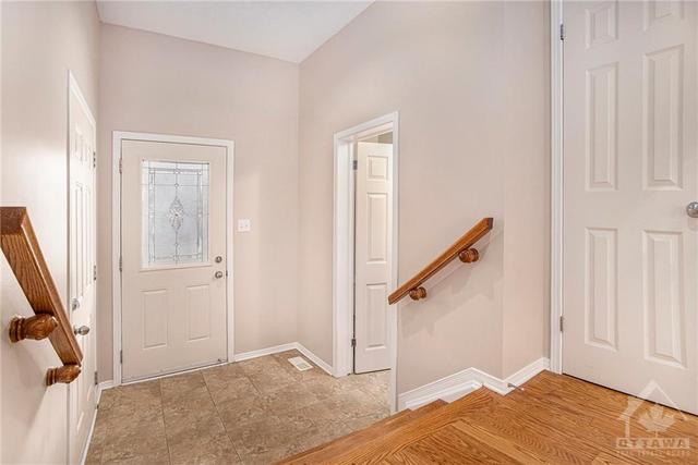 123 Sorento St, Townhouse with 3 bedrooms, 3 bathrooms and 3 parking in Ottawa ON | Image 3