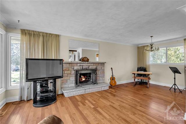 70 Pineglen Crescent, House detached with 3 bedrooms, 1 bathrooms and 8 parking in Ottawa ON | Image 7