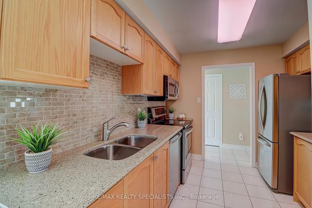 27 Amberhill Tr, Condo with 2 bedrooms, 2 bathrooms and 2 parking in Brampton ON | Image 6