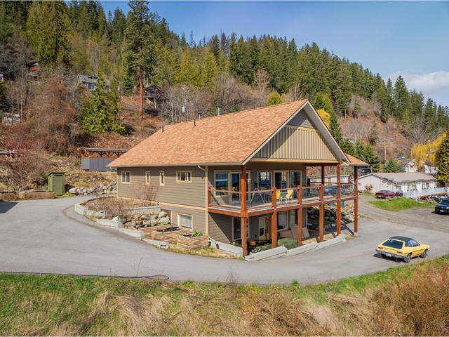 3558 Sprague St, House detached with 3 bedrooms, 4 bathrooms and null parking in Central Kootenay D BC | Image 3