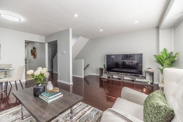 93 - 93 Enmount Dr, Townhouse with 3 bedrooms, 2 bathrooms and 2 parking in Brampton ON | Image 5