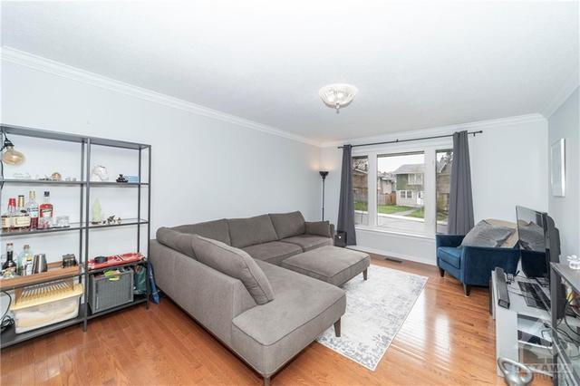 224 Monterey Dr, Townhouse with 3 bedrooms, 2 bathrooms and 1 parking in Ottawa ON | Image 6