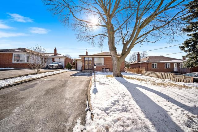 27 Deevale Rd, House detached with 3 bedrooms, 2 bathrooms and 6 parking in Toronto ON | Image 1