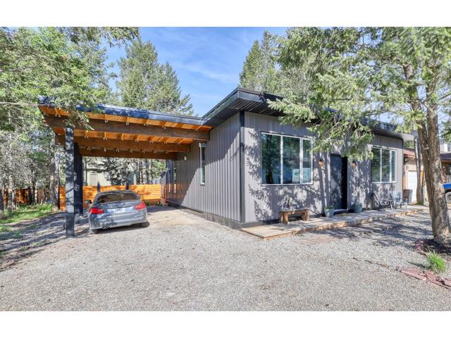 7501 Rivercrest Rd, House detached with 2 bedrooms, 1 bathrooms and 4 parking in Radium Hot Springs BC | Image 2