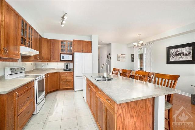 531 Devonwood Cir, Townhouse with 3 bedrooms, 3 bathrooms and 3 parking in Ottawa ON | Image 9