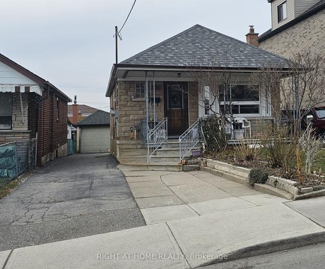 354 Kane Ave, House detached with 2 bedrooms, 2 bathrooms and 5 parking in Toronto ON | Image 1